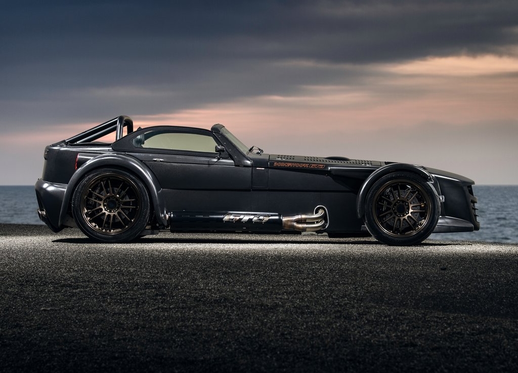 Donkervoort-D8_GTO_Bare_Naked_Carbon_Edition_2015_1024x768_wallpaper_02.jpg
